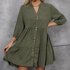 Klänning - Klänning med knappar, skön för sommardagar - aldrig använt  Militärgrön   Kan postas - köparen står för frakten 