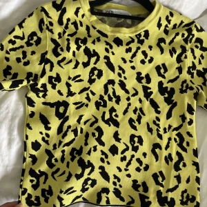 Neon fest tröja - En neongul svart fest tröja köpt från Zara. Den är i nyskick, har inte kommit till användning. Perfekt till sommarn och fester. Materialen är även underbar och jätte skön.