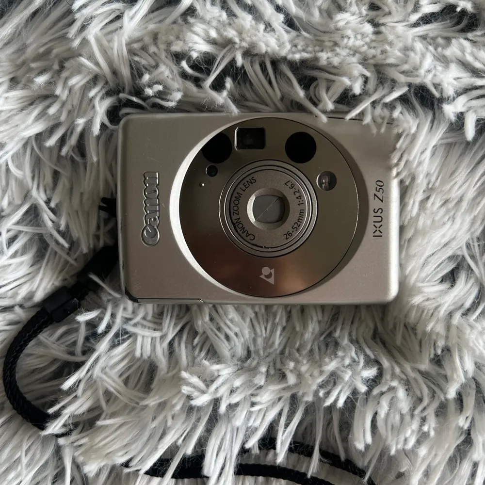 Canon IXUS Z50 filmkamera från 90talet. Kan ej garantera att den fungerar då jag ej själv testat.   Finns ingen laddare,batteri,film med. . Övrigt.