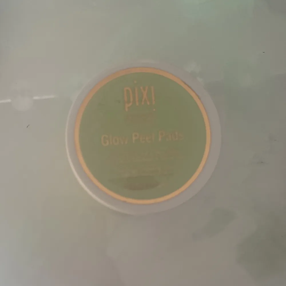 Pixi glow peel pads💚 aldrig använd💚köpt på kicks för 379kr säljer för 300kr💚skriv privat för intresse💚. Övrigt.
