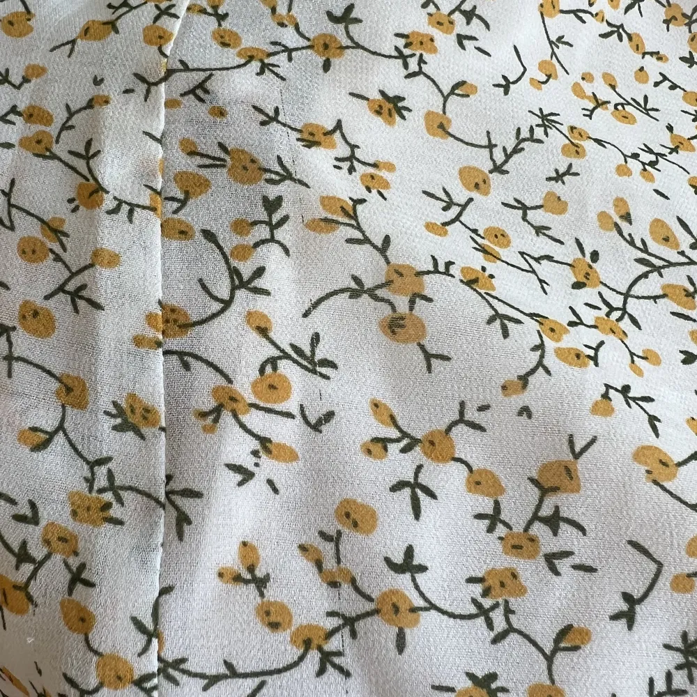 Adoore Paris dress i white Lemon. Använd några gånger och i fint skick. Finns en liten anmärkning vilket visas på sista bilden, är på sidan av klänningen och syns inte om man inte kollar på klänningen väldigt noga. . Mekot.