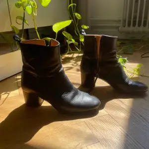 Jättefina och skönt isabel marant Etoile boots som vill ha ett nytt hem! De är något använda men är sulade och väl omhändertagna 