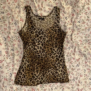 linne med leopardmönster - Snyggt linne från New Yorker med leopardmönster 🖤 2000-2010tal. Storlek L men passar mer S-M. Inga defekter, gott skick! Materialet känns som siden 😍 Kontakta mig för fler bilder eller frågor, annars använd "lägg prisförslag" <3