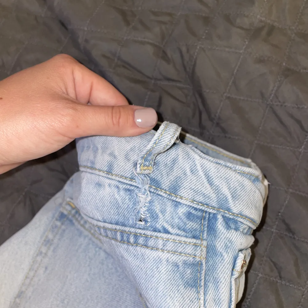 Välanvända jeans från Zara. Köpta på plick. Har varit mina favorit jeans väldigt länge, nu har jag dock tyvärr växt ur dom. Råkade dra loss en av ”bälthållarna” när jag skulle testa dom sist. Som ni kan se på andra bilen. Går att laga med nål och tråd. Jeans & Byxor.
