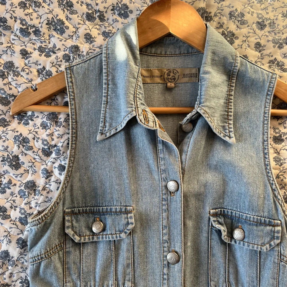 Längre vintage klänning. Denim tyg. Väldigt fint skick! . Klänningar.