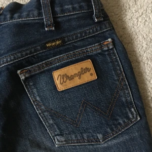 Stockholmsstil wranglerjeans 😍😍 - Hej! Säljer ett par jättesnygga wranglerjeans som är lite för små för mig. Storlek 38 men mer som en 36. Tryck inte på köp o kontakta mig om du har frågor om måtten!! 💕💕