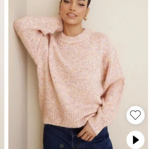 Stickad tröja - Säljer min superfina stickade tröja som jag köpte ifrån Nelly 💕 använd vid några enstaka tillfällen och har inga defekter 🫶🏼 köparen står för frakten 