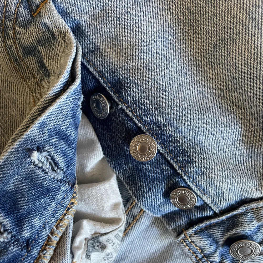 Har knappar istället för dragkedja. Oklar storlek skulle gissa S jag är 176 då dem e lite för korta även om själva byxan är så i designen. Jeans & Byxor.