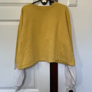 Cropped gul sweater med rosa vit detalj på ärmarna. Jättebekväm och söt på (: några år gammal och lagomt använd, men använder den ej längre.