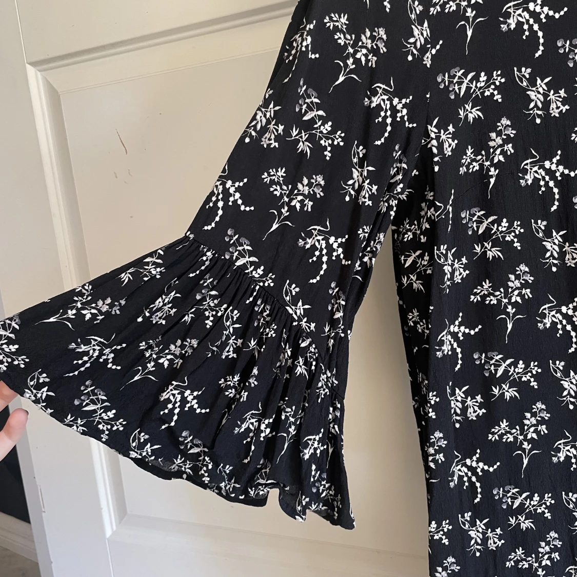 Klänning med volang på ärm - 91