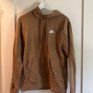 Nike Hoodie - Säljer en Nike Hoodie i bra kvalitet, använd fåtal gånger och inköpt på Nike.🤍 pris kan diskuteras vid snabb affär!
