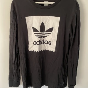 Adidas tröja  - Adidas tröja i storlek L, nu är den lite skrynklig då den legat längst ner i garderoben ett tag. 