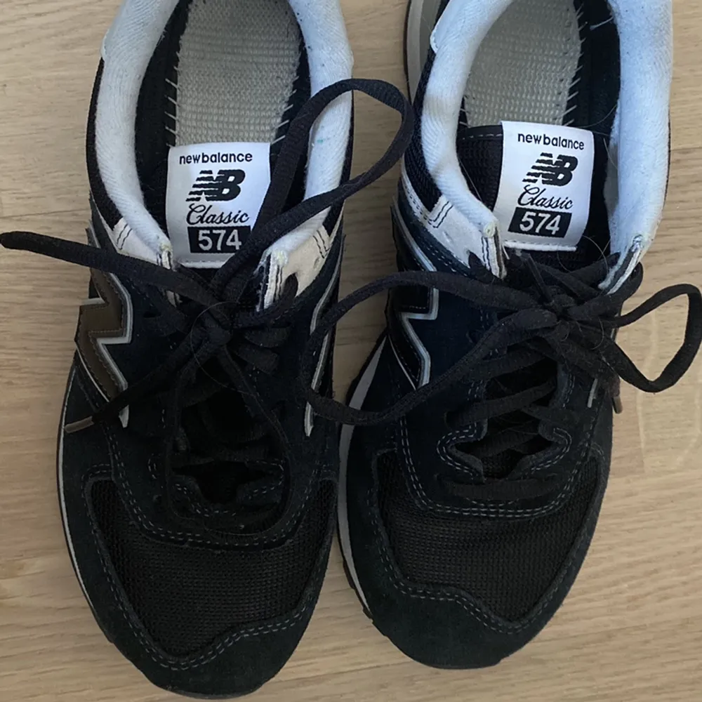 New balance 564 i storlek 40 men något små i storleken så passar mig som har 39 bra. Finns vissa slitningar/ tecken på användning men ändå i fint skick :). Skor.