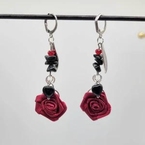 Handgjorda örhängen  - ●Material-sten Agat, rostfritt stål, tekstil, glas, Zinklegeringar●Örhängeskrokar -rostfritt stål. Nickel fri. Längd -7cm [Frakt 15kr]