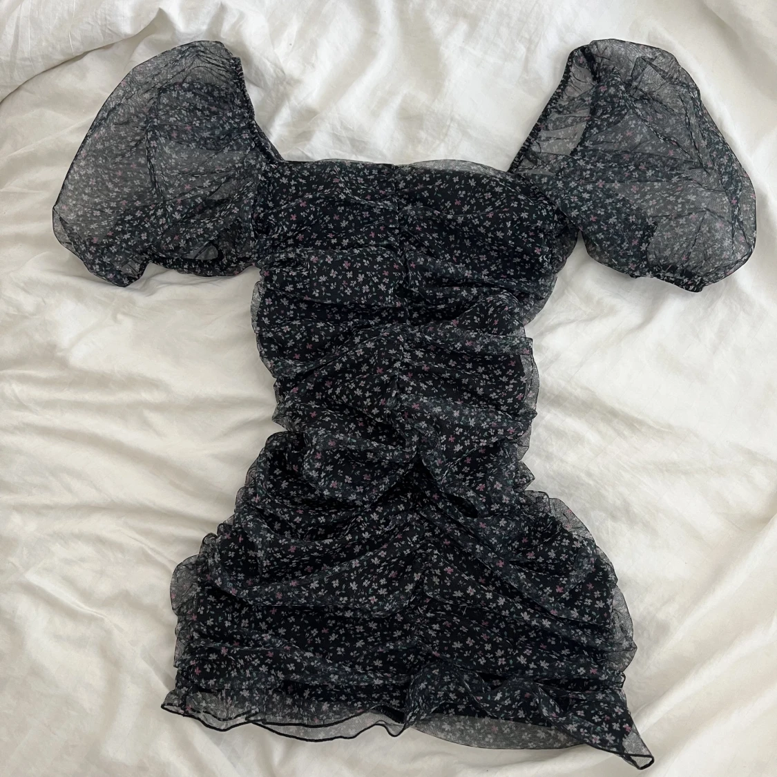 Klänning med puffiga armar💐 - 90