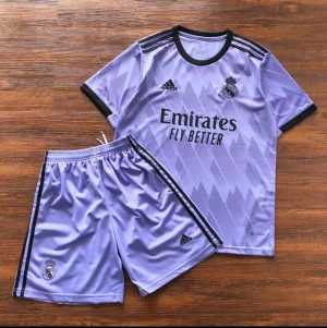 Real Madrid T-shirt - Jag säljer ett par nya Real Madrid T-shirts tillsammans med shorts för endast 659 kr. Leveransen tar ungefär 2 veckor. Eller så kan vi mötas upp i Västerås. Finns i alla storlekar. 