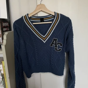 Stickad tröja från Urban outfitters - Super fin stickad tröja från Urban som legat i garderoben alldeles för länge! 