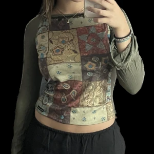 Långärmad tröja  - Långärmad tight dolce & gabbana tröja med klockärm och pärldetaljer, säljer endast vid bra prisförslag🥰