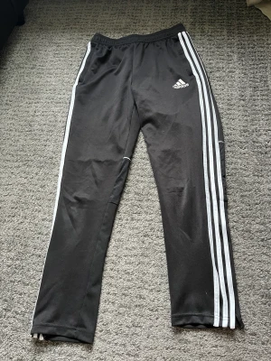 Adidas byxor  - Adidas byxor väl använda 