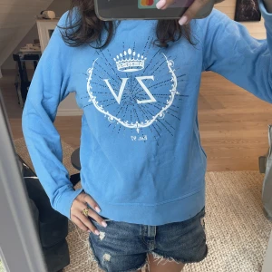 Zadig tröja - En jättefin blå Zadig Voltaire tröja! Den har ett litet hål i ärmen men det är inget som man märker av❤️tveka inte på att höra av er vid frågor!