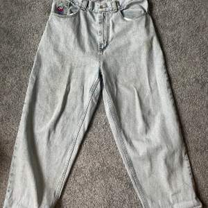 Ljus blåa polar big boy jeans i storlek M, de är i nyskick och endast använda en gång men säljs pågrund av att de inte passar.