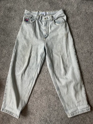 Polar big boy jeans - Ljus blåa polar big boy jeans i storlek M, de är i nyskick och endast använda en gång men säljs pågrund av att de inte passar.