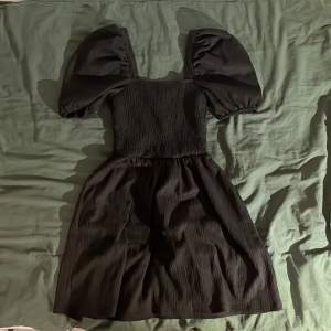 Kort svart klänning, använd, töjbar