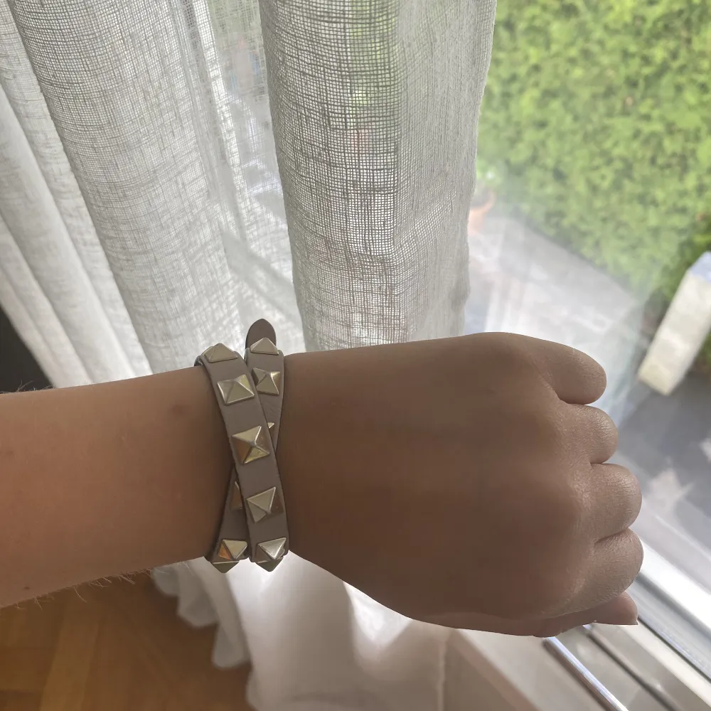 Säljer nu mitt valentino dubbel armband som jag inte har använt på hur länge som helst. Nypris är ca 3300 men säljer det på startpris på 1500. Inga defekter, som nytt!. Asusteet.