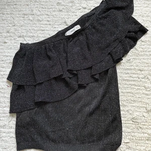 One shoulder glittrig topp - Snygg one shoulder topp i glitter/ marinblå från Mango, storlek S, aldrig använd! 