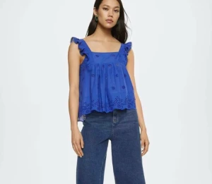 Mango topp 💙💙 - Så himla fin topp ifrån mango, storlek S. Använt några få tal gånger och säljer även den eftersom jag inte använder den längre💙💙