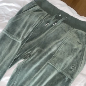 Juicy Couture - Koftan är i (S) och byxorna (XS). Har använt sättet några gånger, och de har inga skador...