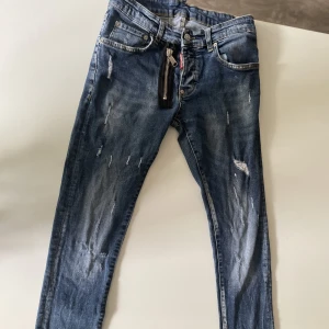 Dsquared2 Jeans - Äkta Dsquared2 jeans som är  väl tagna hand om och knappast använda. Original pris: 6500kr Mitt pris: 2700kr