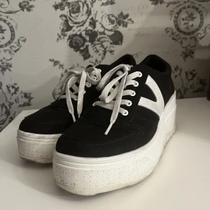 Platåskor  - Lite smutsiga undertill annars fint skick 