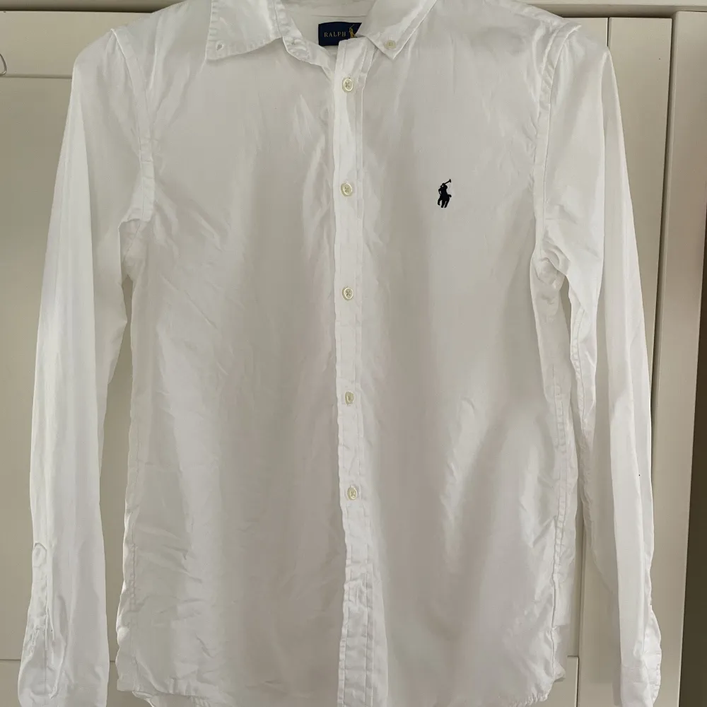 Säljer denna stilrena skjorta från Ralph lauren som endast är använts ett fåtal gånger. Skjortan är i stlk 18 vilket typ motsvarar stlk S. Skjortor.