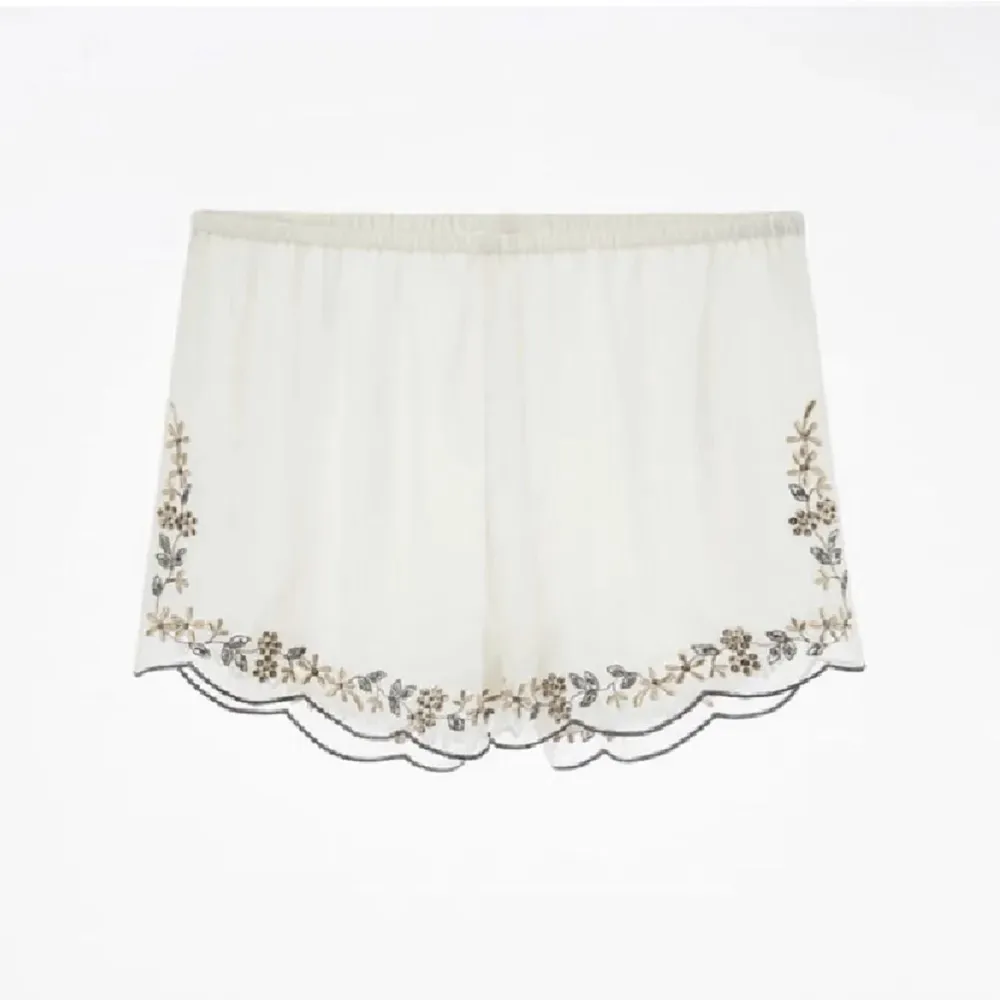 Så fina shorts från zara, jättebra skick❤️ kom privat för fler bilder köp direkt för 220. Shorts.