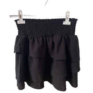 Svart kjol - Jättesnygg kjol som passar till allt! Den är i barn storlek men passar även Xs💕(frakten ingår i priset)