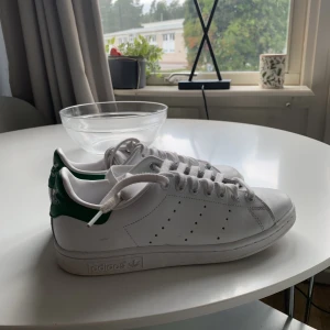 Stan Smith  - Stan Smith i storlek 38, säljer då dom är lite för småa för mig.