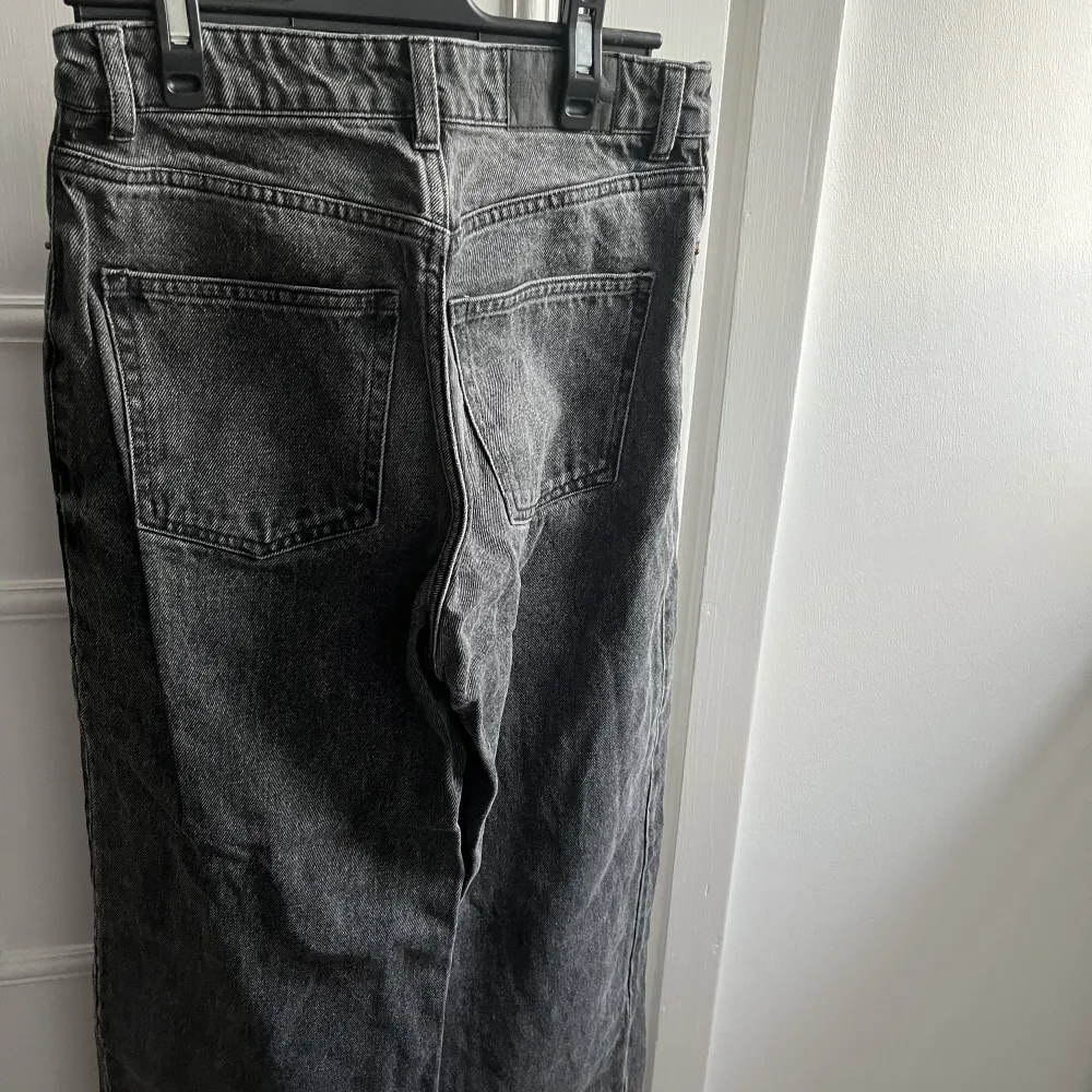 Säljer dessa gråa jeans från monki i ett mycket bra skick, storlek 27.. Jeans & Byxor.