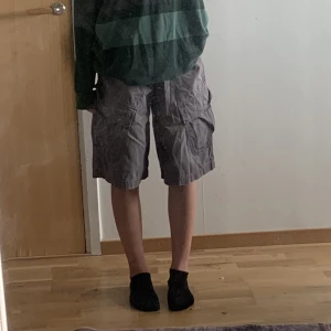 Cargo shorts - Gråa Cargo shorts från Helly Hansen. Waist 32, säljer då de är för stora i midjan på mig. 