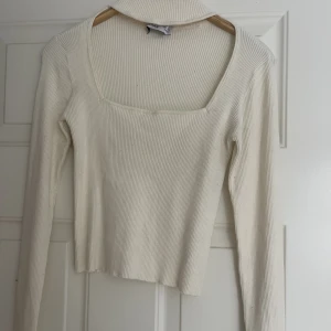 Jöttegosig tröja från bershka🤍 - Jättesöt topp från bershka som ej är till användning🤍🤍storlek L