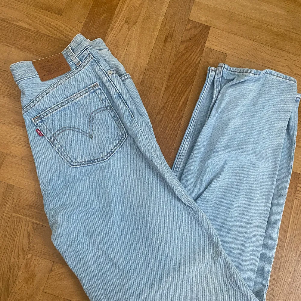 Ljusblåa högmidjade lösa jeans från Levi’s! Använda fåtal gånger❣️Storlek 26 i midjan och 33 i längd.. Jeans & Byxor.