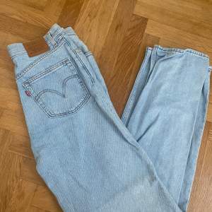 Ljusblåa högmidjade lösa jeans från Levi’s! Använda fåtal gånger❣️Storlek 26 i midjan och 33 i längd.