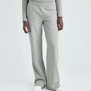 Low waist byxor - Jätte fina populära low waist byxor ifrån bikbok Använda 1-2 gånger🩷 Skriv för egna bilder