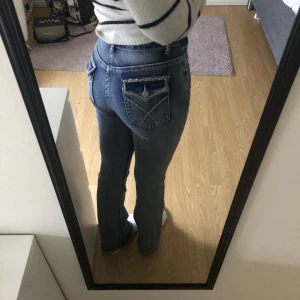 Snygga jeans - Säljer dessa jeans då jag aldrig använt dom. Dom är ifrån shein och där av luktar lite konstigt försvinner säkert i tvätten. (Frakt 75kr) 