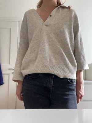 Tröja - Beige tröja från HM med tre kvarts armar. Köpt för ungefär ett år sen men är knappt använd 😚