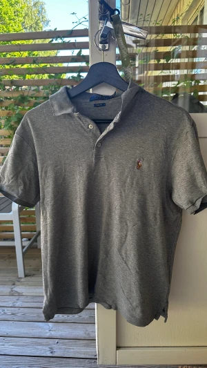 Ralph Lauren piké  - Säljer en grå Polo Ralph Lauren piké. Storlek L. Bra skick