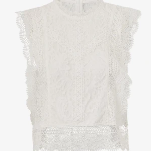 Only blus - Hejj❣️ säljer denna super söta blus från only då han aldrig får någon användning av den. Skicket är super bra då jag bara använt den 1 gång, kom privat för egna bilder 💕❣️