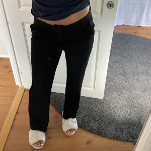 Svarta kostymbyxor  - Lågmidjade kostymbyxor i mjukt material. I bra skick, inköpta för 350 kr! Lagom på de som är 160-163 cm💗