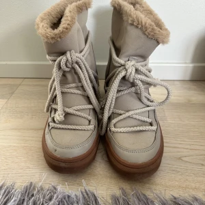 Svea vinterboots  - Fina beiga vinterboots från Svea, Använda max 2 gånger.  Liten i storleken funkar för en storlek 37! 
