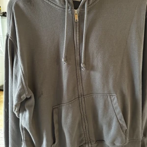 Zipup - Helt ny tröja från hm, ångrade mig när jag hade köpt den, inget fel på den